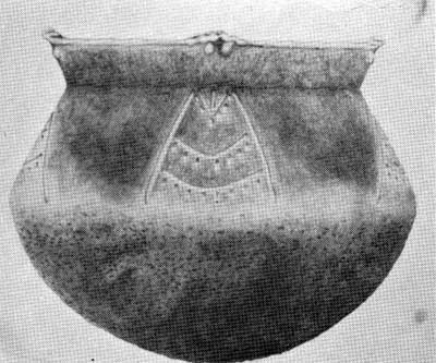 Drawing of a Lockport site ceramic vessel decorated with a motif based on the tail feathers of a “Thunderbird”. These patterns are common in Minnesota, Iowa, Wisconsin and Illinois but were not known in Manitoba prior to excavations at Lockport.