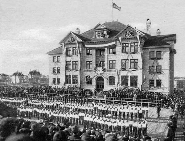 Formal opening of the Science building during a visit by the Duke and Duchess of York, 1901.