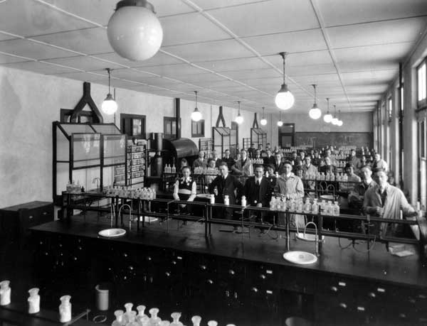 Chemistry laboratory at the Broadway site of the University.