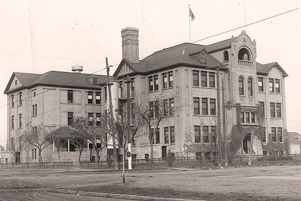 An undated photo of Strathcona School was clearly taken sometime after the major expansion of 1910–1911. Note the size of the trees
in the foreground. There was no vegetation of any sort on site when the school was first constructed in 1905.