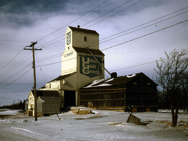 The UGG grain elevator and balloon annexes at Altamont