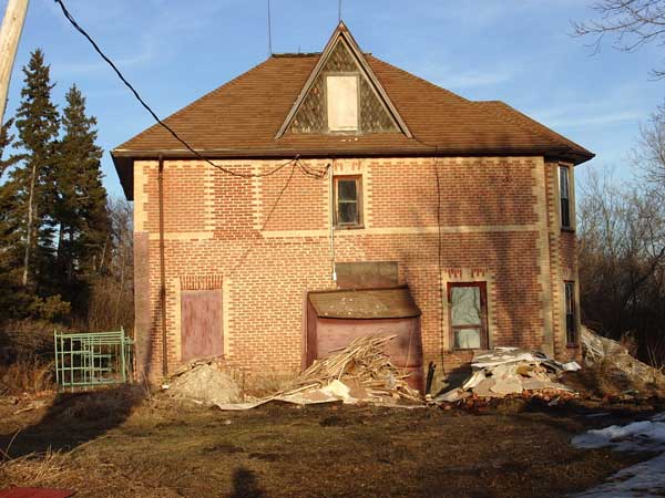 Brick residence building at the Armstrong Farm prior to its restoration