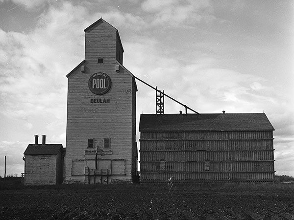 The former Manitoba Pool grain elevator and balloon annex at Beulah