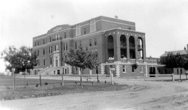 Postcard view of the Brandon General Hospital