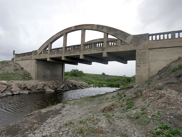 Concrete bowstring arch bridge no. 503 near Crystal City