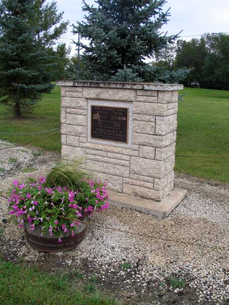 Elgin School commemorative monument at N49.44427, W100.27048