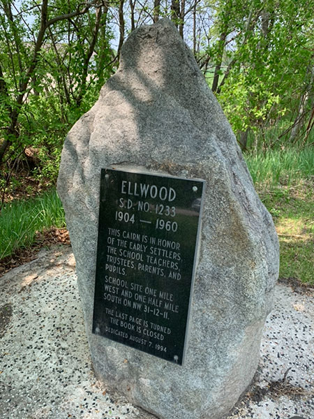 Ellwood School commemorative monument