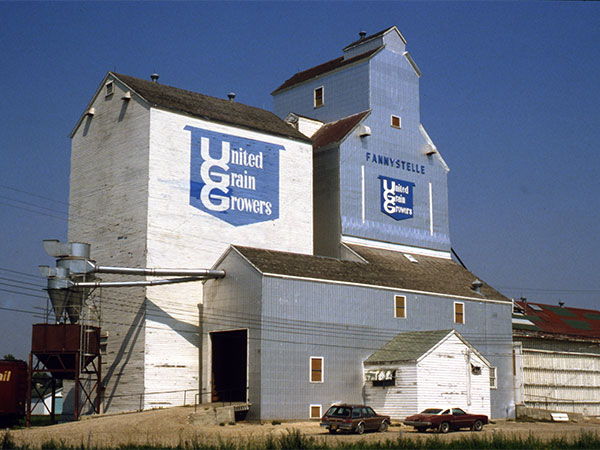 United Grain Growers grain elevator with its crib and balloon annexes at Fannystelle