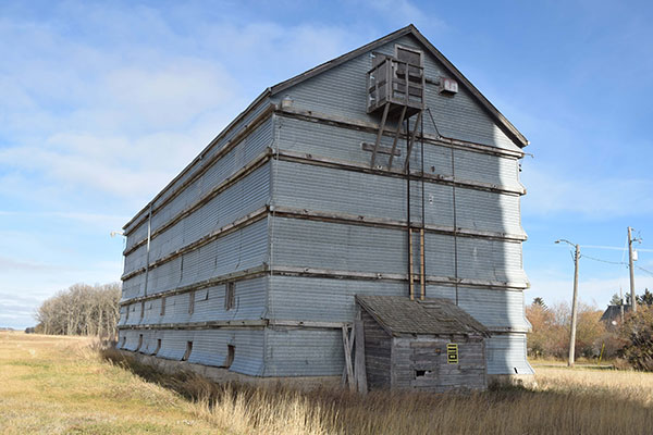 Former Manitoba Pool grain elevator B annex at Kaleida