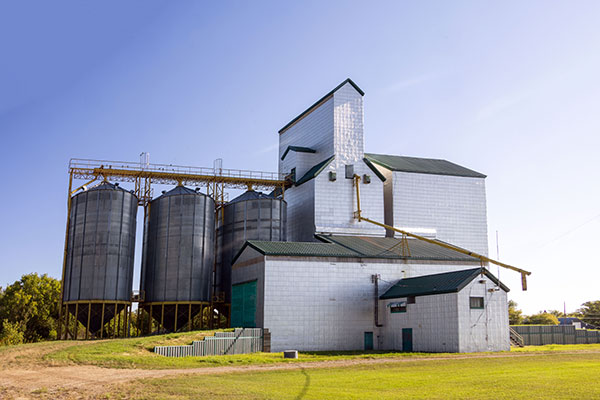 The former Manitoba Pool grain elevator at Makinak