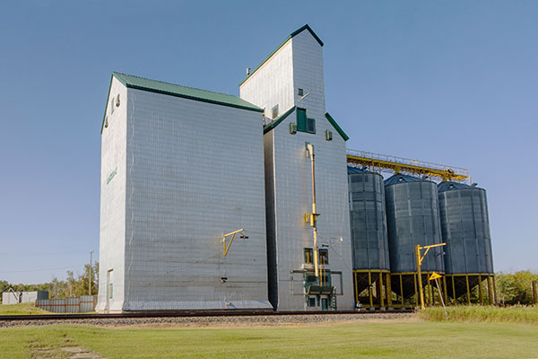 The former Manitoba Pool grain elevator at Makinak