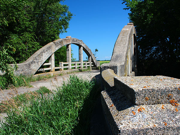 Concrete bowstring arch bridge no. 374 over the Mill Creek
