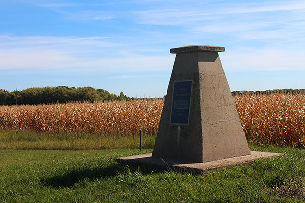 Morton pioneers commemorative monument