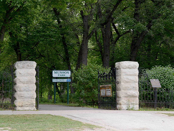 Munson Park entrance and commemorative plaque