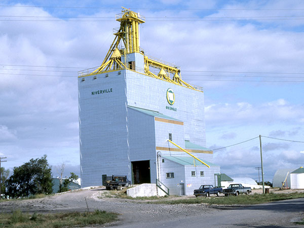 Manitoba Pool grain elevator at Niverville