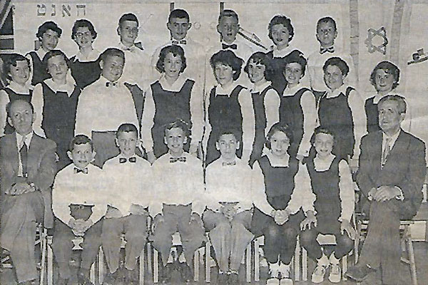 Grade 7 graduating class at the I. L. Peretz Folk School