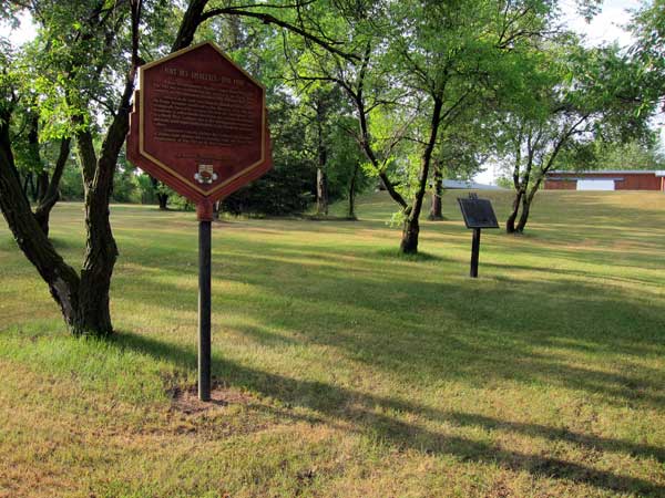 Pine Fort and Assiniboin (Nakota) First Nation commemorative plaques