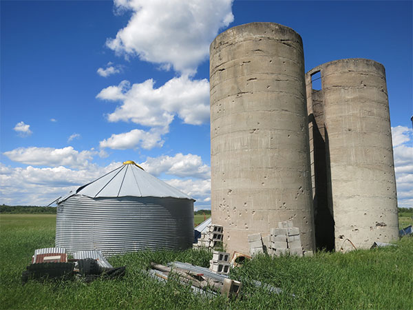 Concrete silos from the former Schau farm