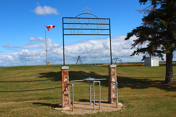 Entrance to the Star Mound School site