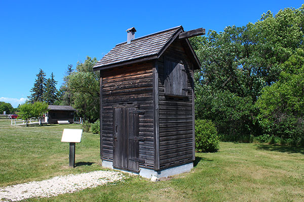 Outdoor refrigerator