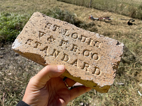 A firebrick used in the draw kiln to resist the heat of calcination