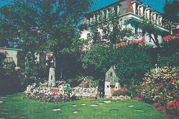 Postcard view of Van Kirk Gardens