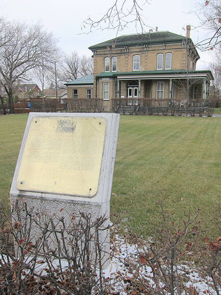 Villa Louise / Fleming House and commemorative plaque