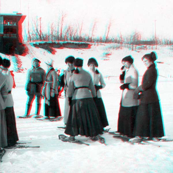 Women on snowshoes