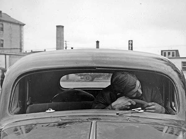 It does not fit. An unidentified man assisted police by demonstrating the unlikelihood that Jonasson’s throat was cut when his head went through the windshield.