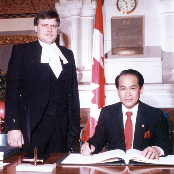 Dr. Rey Pagtakhan signed as a newly elected Member of Parliament with then-Clerk of the House of Commons, Robert Marleau, 1988.