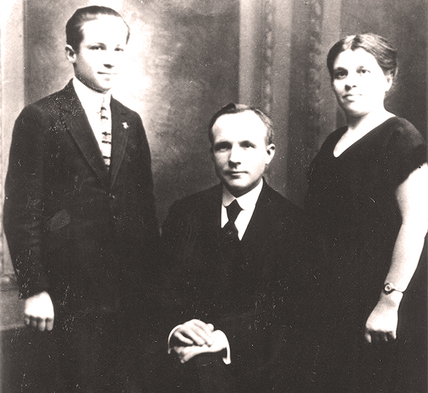 Jānis A. Šmits (1876–1942), centre, editor of Kanādietis with his wife Anna and son Rudolfs, photographed in Riga, Latvia in 1926.
