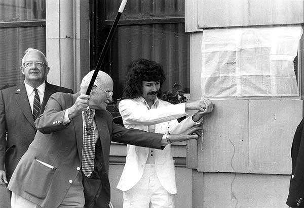 Melvin McMullen with magician Doug Henning unveiling a plaque on the Union Bank Building, first site of the offices of the International Brotherhood of Magicians