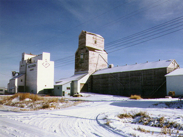 Manitoba Pool grain elevator A at Arborg with the Paterson at rear left