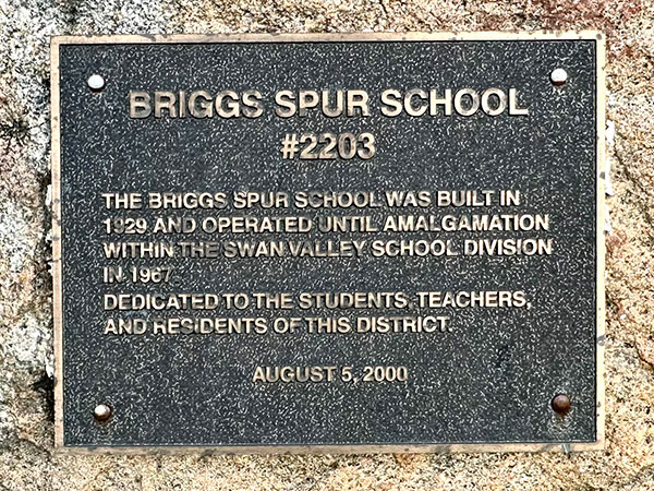 Plaque on the Briggs Spur School commemorative monument