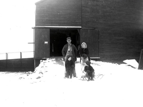 UGG agent Alfred Bass with his children at the Coatstone elevator