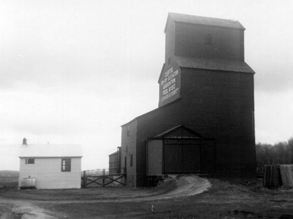 Manitoba Pool grain elevator at Curtis