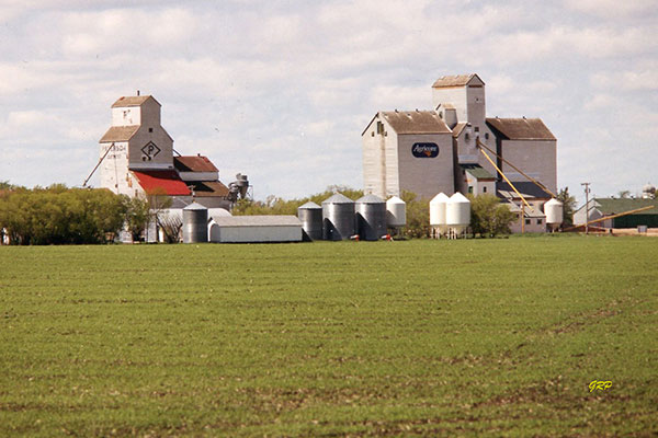 Grain elevators at Dufrost