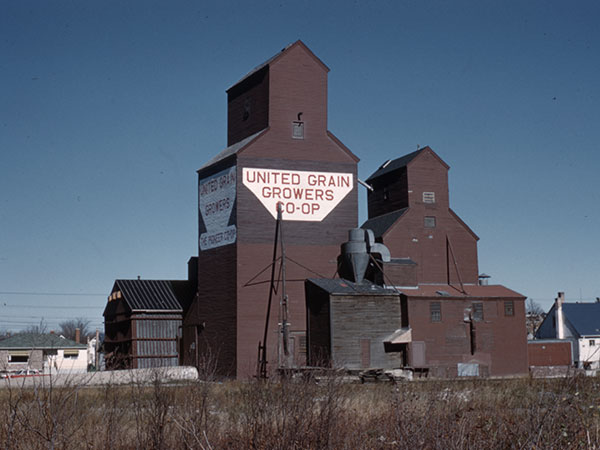 United Grain Growers grain elevator on Lilac Street in Winnipeg, seen from Pembina Highway before the extension of Grant Avenue
