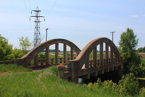 Concrete bowstring arch bridge no. 367 over La Salle River