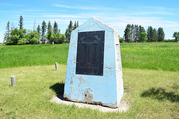 Glencross School commemorative monument
