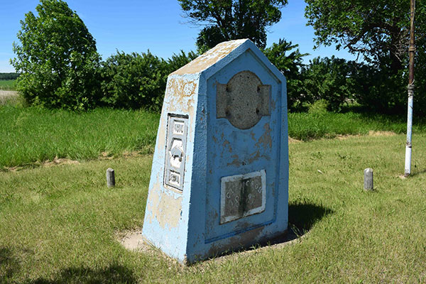 Glencross School commemorative monument