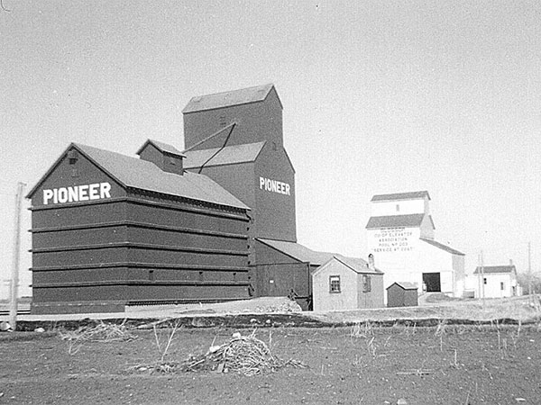 Pioneer grain elevator at Glossop