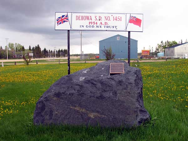 Dehowa School commemorative monument in King Buck Park at Poplarfield with the enamal sign from the third school