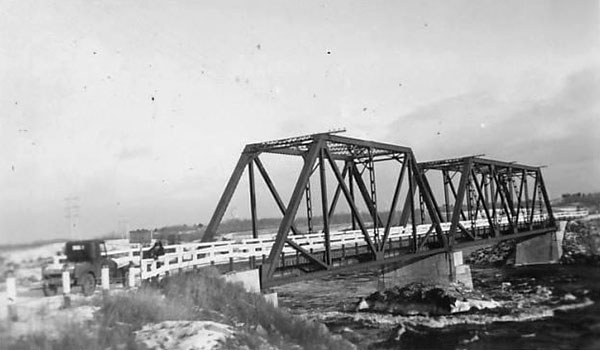 Steel through truss bridge over the Lee River