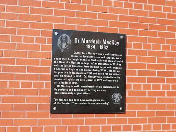 Murdoch Mackay commemorative plaque at the school