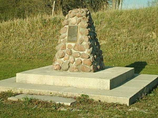 Pilot Mound settlers’ commemorative monument