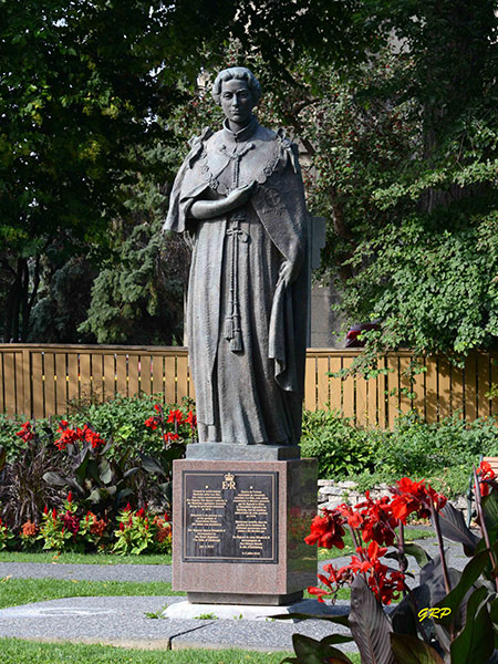 Queen Elizabeth II statue on the grounds of Government House