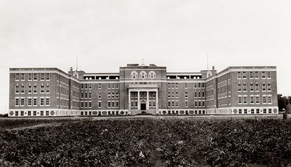 Postcard view of the St. Boniface Sanatorium