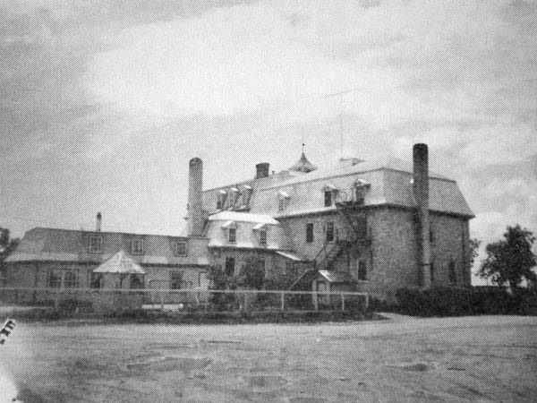 St. Laurent Elementary as viewed from the northwest