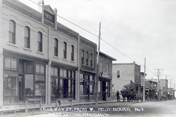 Graham Block (centre) on Railway Street South